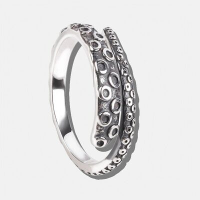 Biely náramok so striebornými mušľami