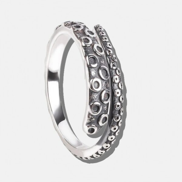 Biely náramok so striebornými mušľami